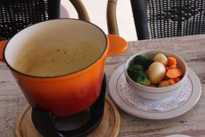 FONDUE VEGANO

(ACOMPAÑADO DE PAN BAGUETTE Y GUARNICIÓN DE VERDURAS)
(VINO BLANCO Y KIRSCH)
(FINAS HIERBAS, SUIZO, SAVOYARDE, CHIPOTLE Y BAVARIA)
 at La Route Des Vins Cholula in San Andres Cholula