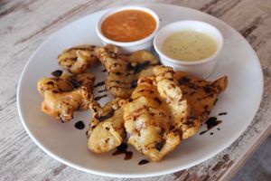 SETAS ORLY

(SETAS AL TEMPURA, ACOMPAÑADAS DE ADEREZO PROVENZAL Y TÁRTARA VEGANO Y REDUCCIÓN DE VINAGRE BALSÁMICO)
 at La Route Des Vins Cholula in San Andres Cholula