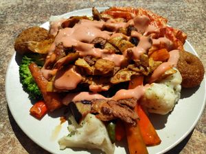 Super Vegan Teller mit Döner (Like Meat), Grillgemüse und Cocktailsoße at Kaiser Pide & Kebaphaus in Mainz