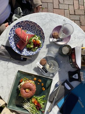Heerlijke Bagel met vegan haloumi erop. Ook een wrap met vegan feta en peer. Lekkere combinaties. Leuke opties op de menukaart! Beste optie voor vegan in Almelo!  at Taveerne Het Wetshuys in Almelo
