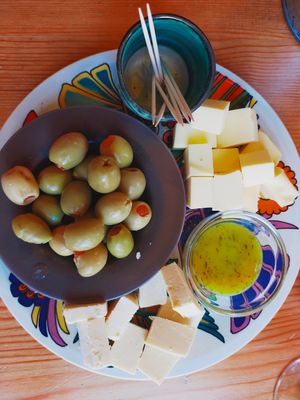 Vegan cheese and olives at Sassy's in Oostende