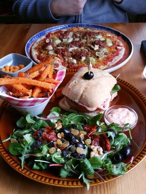 burger and pizza at Sassy's in Oostende