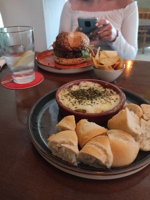Brócoli con provolone y hamburguesa de lentejas at Bar Botánico - La Suegra del Jardinero in Barcelona