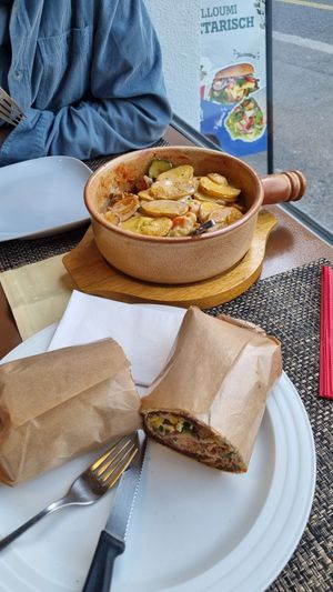 Neu: "Kebab Überbacken" mit veganem Käse (sehr lecker und sehr mastig - bei uns reicht eine Portion für 2 😉) - mit Seitan, Gemüse, Brot, Kartoffeln, Sauce und V-Käse überb at Vegano in Wohlen