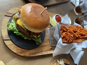 Bat-less burger at Bat 17 in Lombard