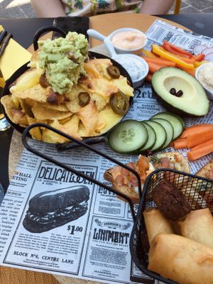 Vegan borrelplank, nacho’s, sweet potato fries and other snacks at Beyond Lunchcafé & Patisserie in Nuenen