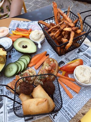 Vegan borrelplank, nacho’s, sweet potato fries and other snacks at Beyond Lunchcafé & Patisserie in Nuenen