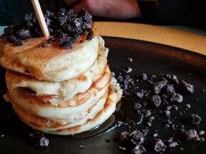 Pancakes oreo en syrup at Beyond Lunchcafé & Patisserie in Nuenen