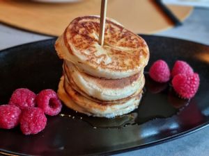 Pancake met siroop en framboos at Beyond Lunchcafé & Patisserie in Nuenen