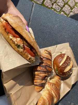 Ciabatta mit Pesto, Avocado,Tomate und Veganem Mozzarella, Laugenbrötchen mit Margarine und Schnittlauch & vegane Croissants  at Hempies - Odonien Biergarten in Cologne
