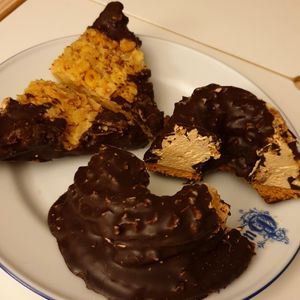 Nussecke und Nougatschnecke at Hempies - Odonien Biergarten in Cologne