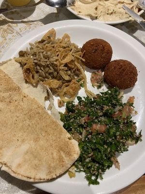 Arroz com lentilha, falafel, tabule e pão sírio com mix de pastas.  at Amir Restaurante in Rio De Janeiro