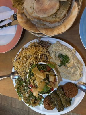 "Vegetariano do Amir" (arroz com lentilha e cebola frita, babaganouch, salada fatouch, berinjela frita, falafel, folha de uva recheada com arroz super temperado) at Amir Restaurante in Rio De Janeiro