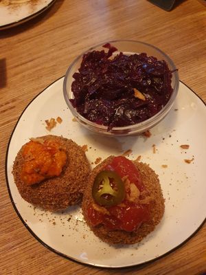Chimichurro & Salsaknödel mit Rotkraut-Granatapfel-Salat at Knödel Manufaktur in Vienna