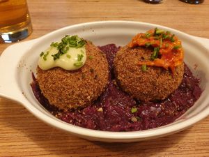 Guacamole und Avjar Knödel auf Rotkraut at Knödel Manufaktur in Vienna