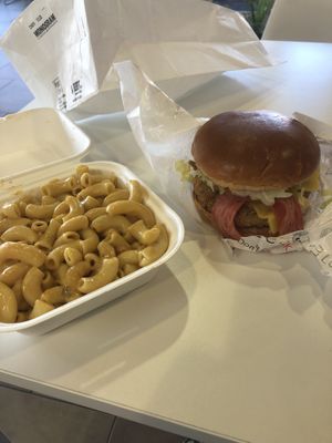 The Deluxe was delicious! The Mac & Cheese was not so great, but I would eat here again! #Veganuary at Side Chicks in San Antonio