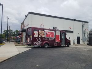 Food truck at Side Chicks in San Antonio