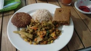 Lunch of the day November 2018. Quinoa patty, sauteed broccoli & veggies, whole grain rice, banana cake. at La Revolución de la Cuchara in Bogota