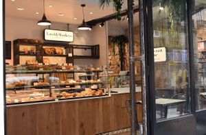 Recettes de pains à base de farines bio, pâtisseries artisanales, viennoiseries, sandwichs et salades de saison... bien sûr toujours en version 100% végétale et 100% gourmande at Land & Monkeys - Amsterdam in Paris