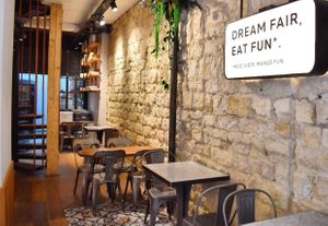 Recettes de pains à base de farines bio, pâtisseries artisanales, viennoiseries, sandwichs et salades de saison... bien sûr toujours en version 100% végétale et 100% gourmande at Land & Monkeys - Amsterdam in Paris