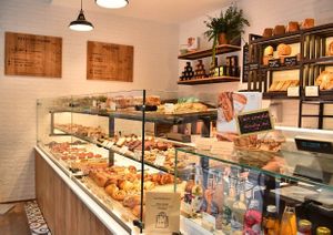 Recettes de pains à base de farines bio, pâtisseries artisanales, viennoiseries, sandwichs et salades de saison... bien sûr toujours en version 100% végétale et 100% gourmande at Land & Monkeys - Amsterdam in Paris