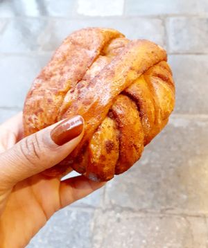 Cinnamon roll 3€ 👌 #Veganuary at Land & Monkeys - Amsterdam in Paris