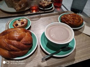 Few of the things we eat before they were all devoured ! A huge cinnamon roll, a "financier" and a very much traditional "galette des rois" and a hot chocolate 😍 #Veganuary at Land & Monkeys - Amsterdam in Paris