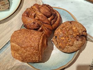 Vegan cinnemon roll, chocolate bread and cookie at Land & Monkeys - Amsterdam in Paris