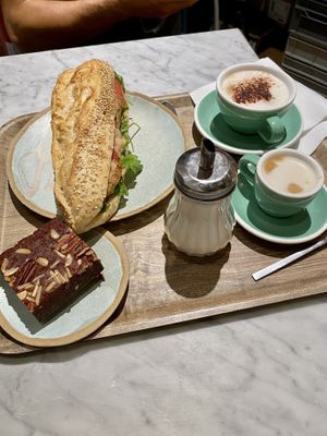 Veganes Baguette, Brownie, Noisette und Cappuccino mit Hafermilch   at Land & Monkeys - Amsterdam in Paris