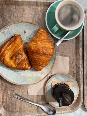 Chausson aux pommes, croissant, pure origine   at Land & Monkeys - Amsterdam in Paris