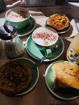 Cookies ând cappuccino at Land & Monkeys - Amsterdam in Paris