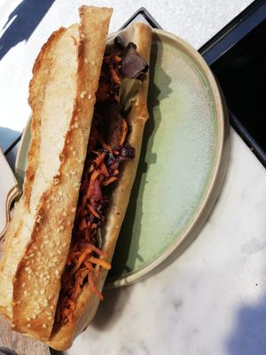Vegan chicken sandwich at Land & Monkeys - Amsterdam in Paris