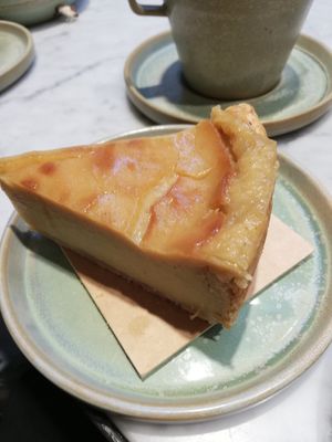 Vegan vanilla/caramel cake thing, so good at Land & Monkeys - Amsterdam in Paris