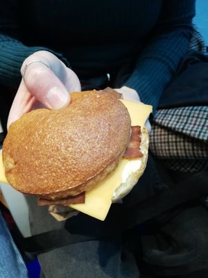 Vegan bacon and cheese at Land & Monkeys - Amsterdam in Paris