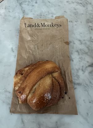 The best cinnamon roll you will ever have 🥰  at Land & Monkeys - Amsterdam in Paris