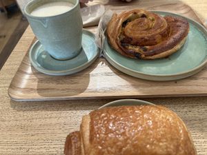 Pain au chocolat, pain au raisin, café et chai latte  at Land & Monkeys - Amsterdam in Paris