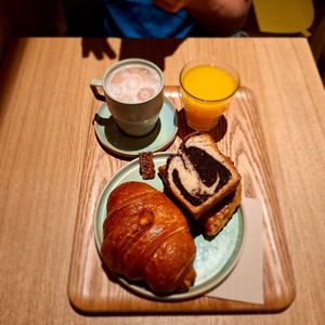 Croissant, marbré, chausson aux pommes sous le marbré 👀, chai latte frappé, jus d'orange at Land & Monkeys - Amsterdam in Paris