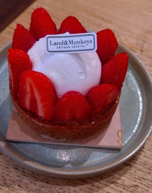 Strawberry tart at Land & Monkeys - Amsterdam in Paris