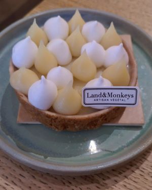 Lemon meringue tart at Land & Monkeys - Amsterdam in Paris