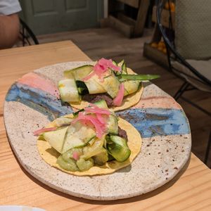 Tacos de calabacín con frijoles negros, aguacate, cebolla roja y lima at Suquía Café in Mallorca