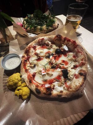 ,POSH' - 
SOURCREAM, MARINATED PEAR, FRENCH CHEESE, CRANBERRY JAM, WALNUTS, ROSEMARY  at Gemello Vegan Pizza in Berlin