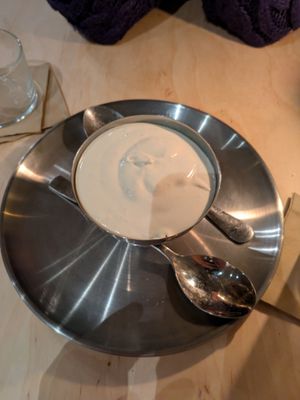 White chocolate dessert: 4.5/5 

Great combination of things. Fantastic crunch and white chocolate. at Gemello Vegan Pizza in Berlin