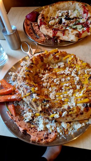 Posh (background), Sunday with vegan egg yolk etc. (foreground) at Gemello Vegan Pizza in Berlin