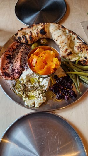 Mezze plate at Gemello Vegan Pizza in Berlin