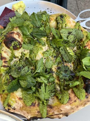 Forgot the name, but it’s the one with lemon and mint from the current menu (May ‘25)  at Gemello Vegan Pizza in Berlin