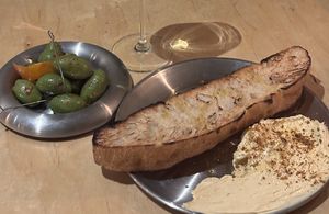 Oliven und Bread & Butter als Vorspeise  at Gemello Vegan Pizza in Berlin