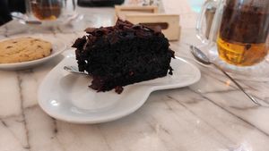 Gâteau au chocolat vegan et cookie pépites de chocolat vegan at La Tarterie in Cordoba