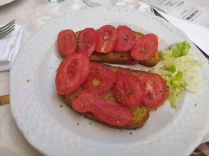 Fett'unta with tomatoes at Il Giardino in Montecatini Alto