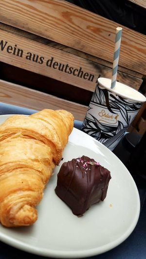 Vanilla iced latte, Snickers, croissant at Shluk in Trier