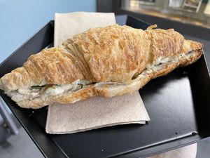 Hummus & edamame croissant at Shluk in Trier